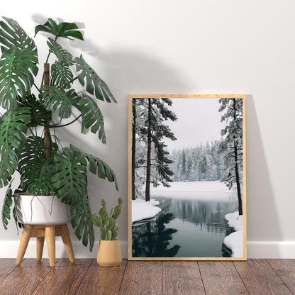 Affiche Numérique Lac Enneigé en Hiver, Art Mural, Poster Hiver, Impression Paysage, Décor Neige, Déco Hivernale, Format A2 : 42 x 59,4 cm